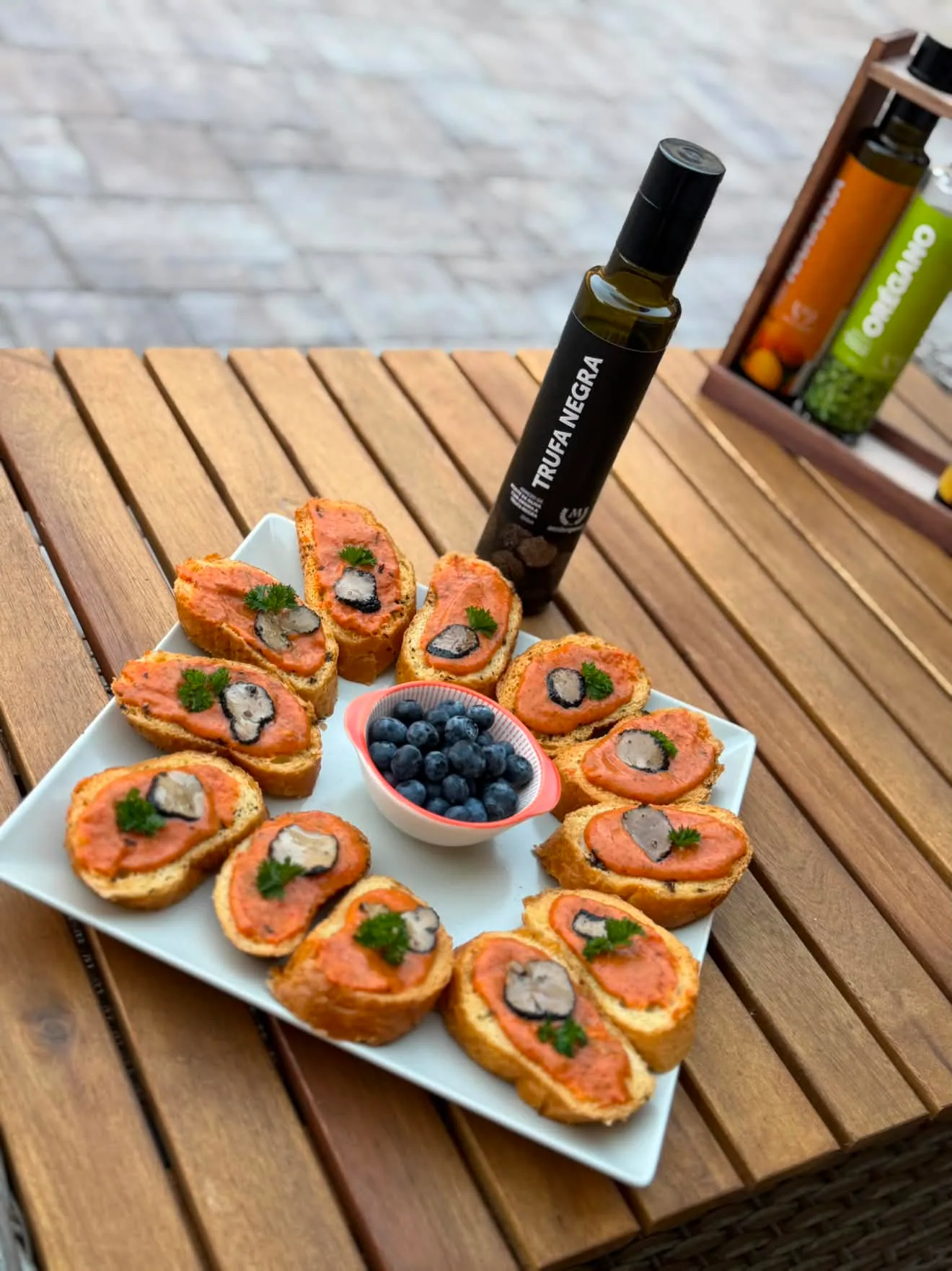 Bruschete Gourmet cu Trufă Neagră & Afine